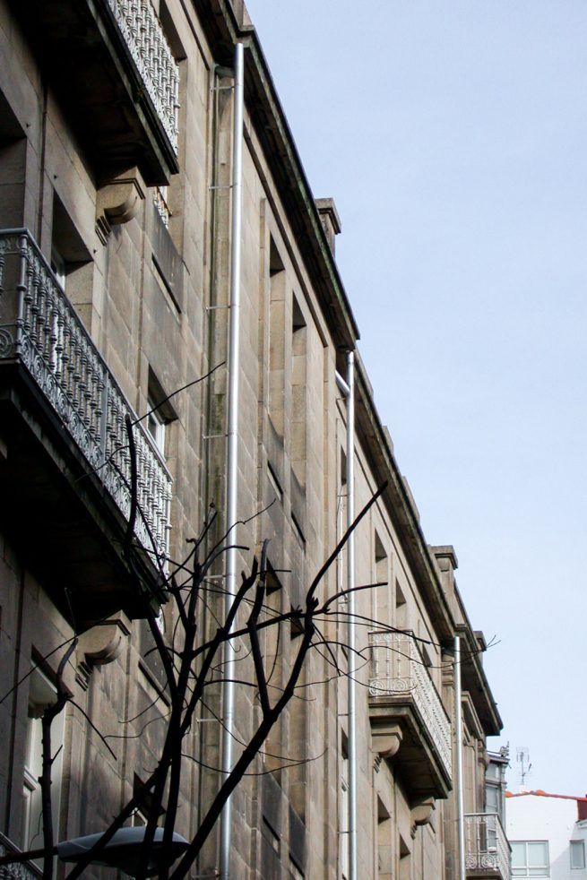 Javier Mariño. Estudio de arquitectura. Baiona. Rehabilitación cubierta edificio viviendas. Vigo. 2001-2002