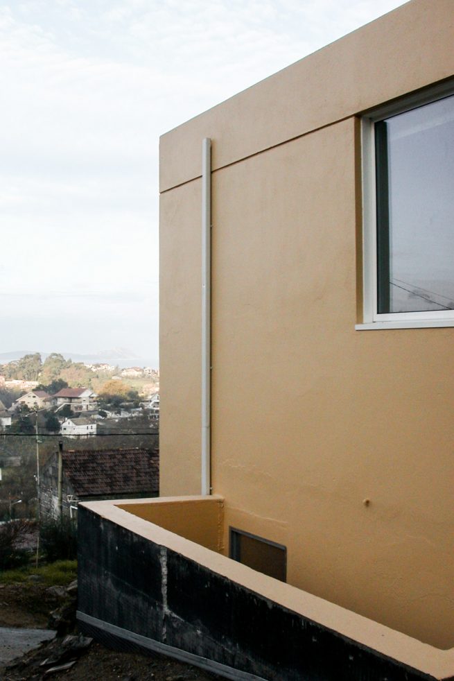 Fachada con ventana de una vivienda unifamiliar en Vigo