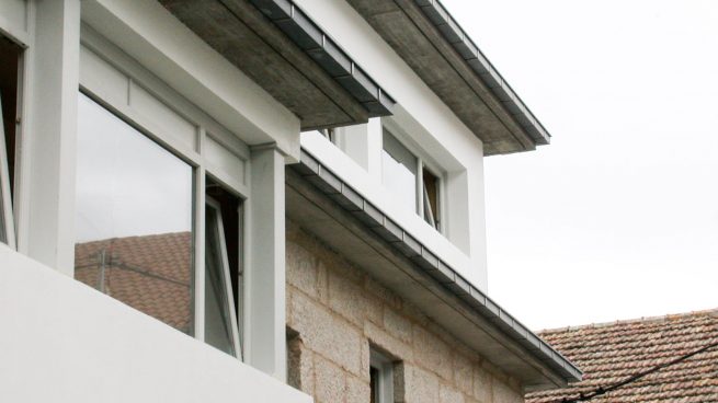 Fachada de una vivienda unifamiliar en hilera en Vigo